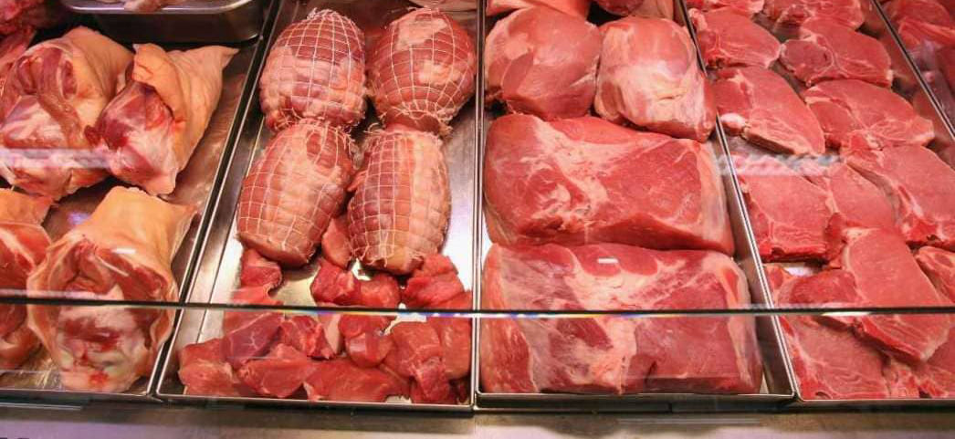 Мясная продукция на прилавке