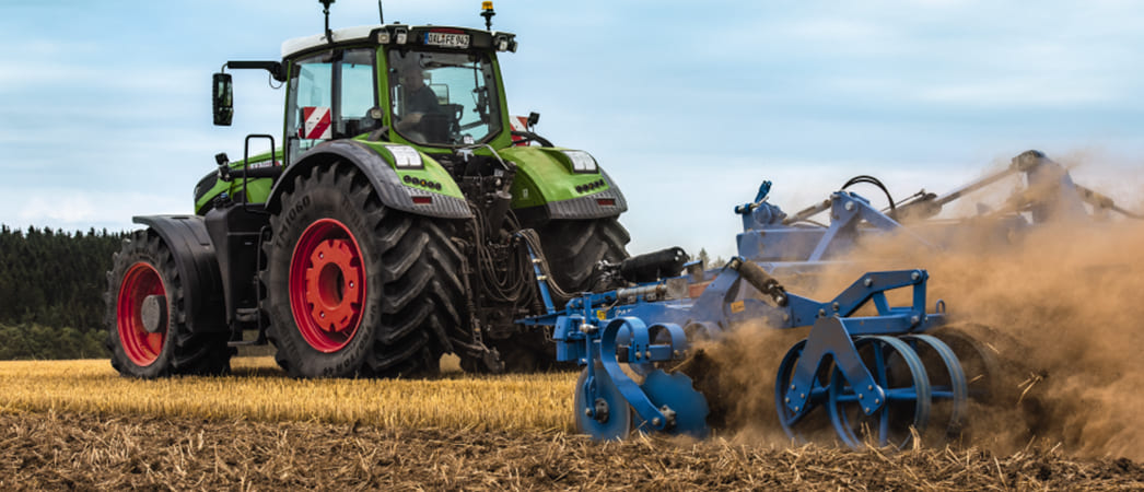 Трактор Fendt с дисковой бороной Lemken Heliodor