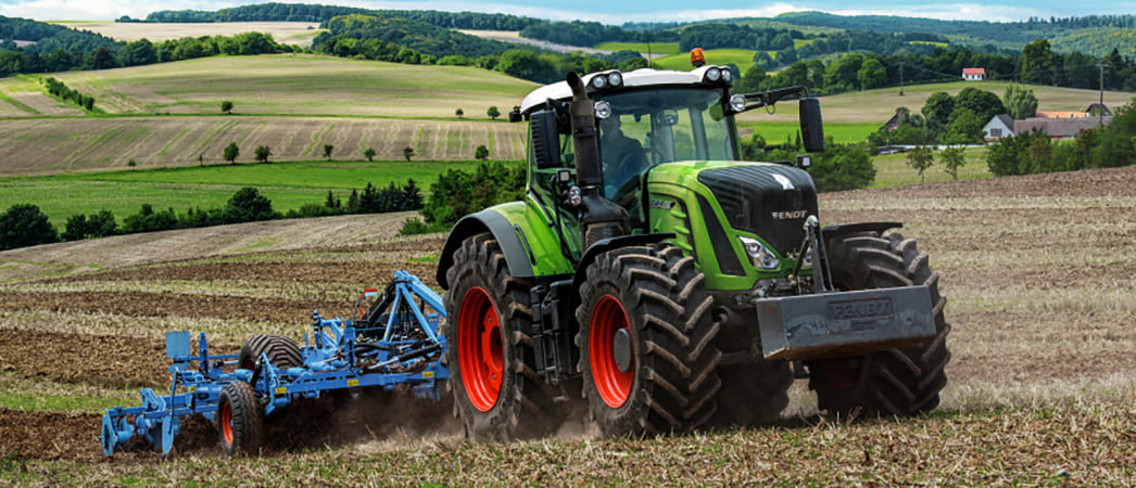 Трактор Fendt Vario с культиватором Lemken