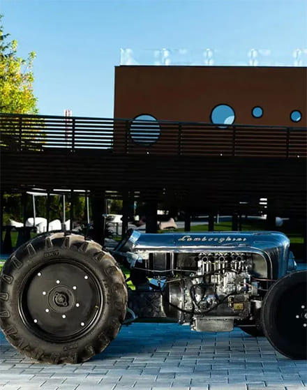 Редкий трактор Lamborghini Centenario Tractor продали на аукционе за 1,75 млн евро